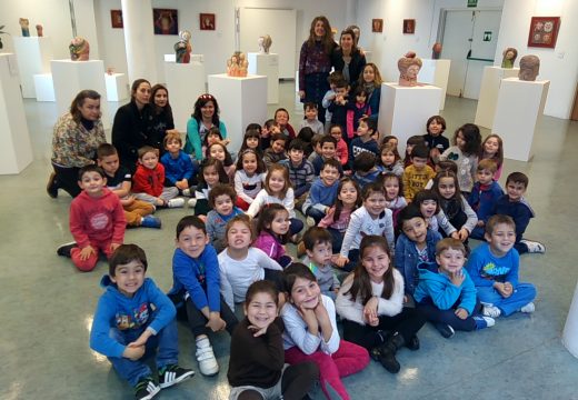 Os nenos e nenas de Centieiras descobren con Carme Romero a verdadeira historia das meigas galegas